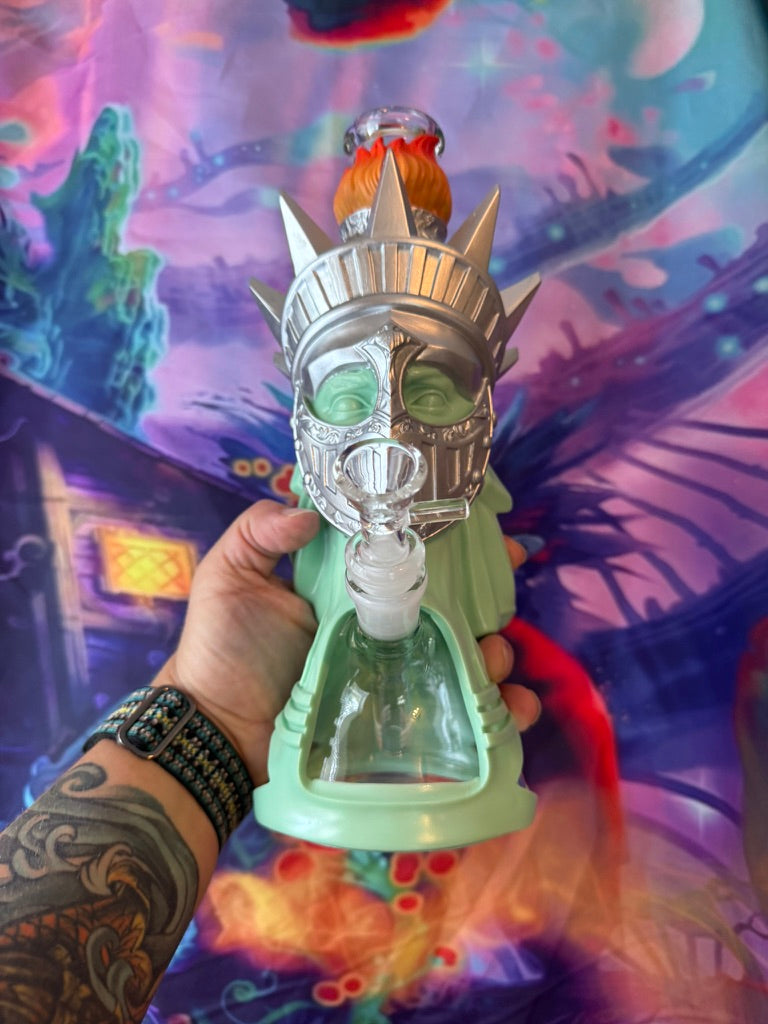 Bong-Lady Liberty Glass Hybrid Water Pipe – Torch & Crown Design Patriotic Collectible