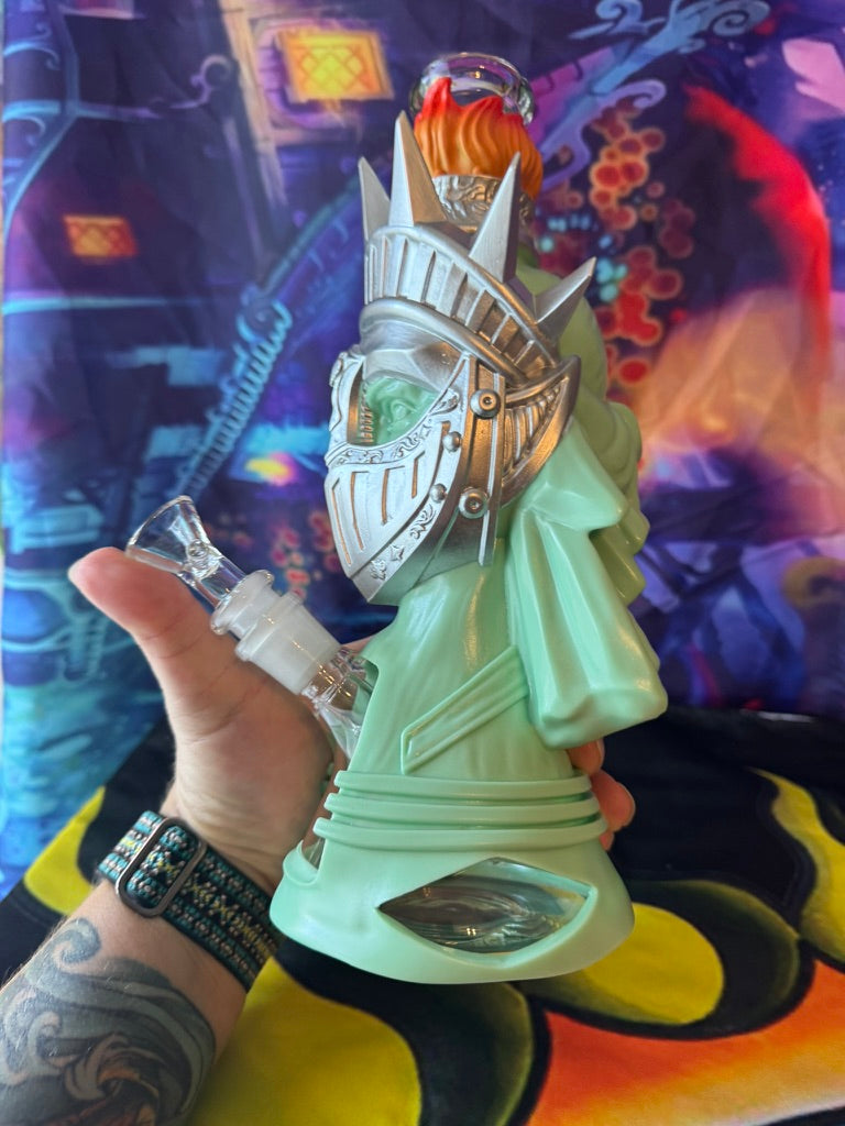 Bong-Lady Liberty Glass Hybrid Water Pipe – Torch & Crown Design Patriotic Collectible